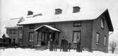 Kvarteret Kamelen Arnäsholm, Hagagatan 10, Borås. 1910 ca. Svante Adamsson med familj utanför huset.