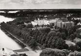 Foto från domkyrkotornet (?) mot sydväst, ca 1940-1945. Fr.v. ser man Växjö lasarett och Växjö högre allmänna läroverk. I nedre högra hörnet syns den då nyrestaurerade Domprostgården.