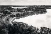 Vy över Växjösjön mot söder, ca 1940. I bakgrunden syns bl a S:t Sigfrids sjukhus och tornet på Teleborgs slott, på andra sidan Trummen.