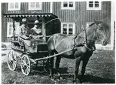 Munktorp sn, Köping, Åskesta.
Nils och Maria Eriksson i hästvagn, slutet av 1920-talet.