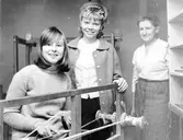 Folkskollärare med elever i klassrummet på Afzeliiskolan.