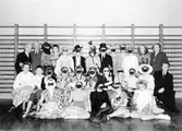 Maskerad i Norra skolan. Elever med masker och till höger, lärare Alfons Nilsson, till vänster övre raden, lärarparet Friskopp, sittande framför dem småskollärare Alice Eliasson.