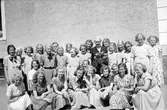 Centralskolan. Lärarinnan fru Friskopp med skolklass, alla flickor, framför skolbyggnaden.