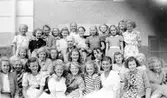 Centralskolan. Lärarinnan fru Friskopp med skolklass av flickor, utanför skolbyggnaden.
