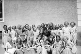 Centralskolan. Lärarinnan fru Friskopp med skolklass av flickor, utanför skolbyggnaden.