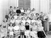 Lärarinnan Ester Sandins sista klass, 7B vid Lendahlsskolan år 1953. Utanför skolbyggnaden. 
Rad 1 (överst): Lisbeth Fröberg, Mona Lundberg, Berit, Anita Blomberg, Margareta Larsson, Ulla-Britt Moberg, Barbro Samuelsson, Gun A. Hallgren. 
Rad 2: Doris Nilsson, Siv Andersson, Ami Mårtensson, Sigbritt Forsmark, Britt Mattson, Vivi-Anne Thräff, Barbro Jonsson, Inga-Lill Andersson, Ester Sandin
Rad 3: Anneli Liljeblad, Gun. E. Hallgren, Birgitta Gustavsson, Anna Lena Friberg, Kerstil Nilsson, Anita Samuelsson. 
Rad 4: Kerstin Svensson, Isolde Frey, Kerstin Eriksson, Birgitta Davidsson, Gull Flood, Ingalill Wadbring, Kerstin Gustafsson.
