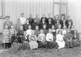 Landsförsamlingens folkskola, Klockarebolet. De båda flickorna som står framförläraren A. P. Loocrantz, är troligen Agnes och Hildur Andersson från Ekåsaryd.