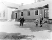 Tre pojkar och en lärare ute på skolgården till Centralskolan i Alingsås.