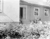 Den äldsta folkskolebyggnaden i kvarteret Repslagarens västra del. Fotograferat innan byggnadens mittparti tillbygdes med en 
våning år 1900.

Till höger:
Överläraren Karl Karlberg.