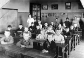 Klass 2 på Norra skolan 1925 med lärarinnan Ester Bergqvist.