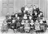 Skolklass fotograferade på en trapp. Nils Henning, i första klass, står överst nr två från vänster. Lärarinnan hette Maria Svensson.