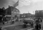 Stora torget inför kungabesöket 1924. Linnemagasinet,Borgströms bokhandel.