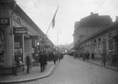 Gustav V:s kungabesök år 1924. Stora Brogatan från Holmsgatan mot väster. Borås Thebrödsbageri. Borås Pappershandel.