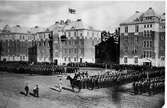 Älvsborgs regemente paraderar på  I 15:s kaserngård år 1914.