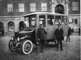 Den första omnibussen i Borås 1921 utanför rådhuset.