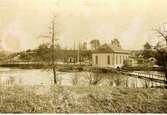 Ålgården med pumphus år 1914.