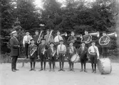 Borås första gossmusikkår på Caroliskolans gård år 1914.