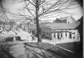 Hötorget med Södra Kyrkogatan och kvarteret Juno i mellanplanet år 1927.