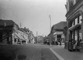 Västerlånggatan mot söder med teatern i fonden år 1924.