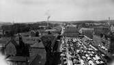 Vy över Stora Torget mot väster med torghandel år 1924.