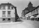 Österlånggatan mot norr från Lilla Brogatan år 1930.