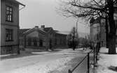 Stora Kyrkogatan med gamla läroverket och sockenstugea i kvarteret Capella t.v.  den 15 jan. år 1924.