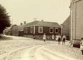 Korsningen Skolgatan x Kungsgatan mot söder med kvarteret Hugin år 1914.