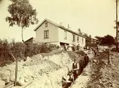Rörledningsarbete vid Vegagatan mot nordost år 1914.