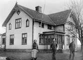 Tre generationer, Selma, Folke och Oskar Andersson utanför Arta-Olofsgård i slutet av 1920-talet.