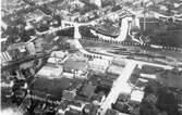 Flygfoto över bl.a. Borås Wäveris fabriker år 1927 samt Norrby Tvärgata, Norrby Långgata och Magasinsgatan. Carolikyrkan skymtas i överkanten.