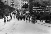 Järnvägsmännens strejkdemonstration i Borås den 31:e augusti år 1922. Här marscherande över Nybron vid gamla Borås Tidning.