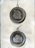 Två medaljonger.