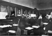 Stadsfullmäktiges möte år 1937 med interiör från Rådhuset.