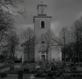 Bilder på Ålems kyrkas exteriör.