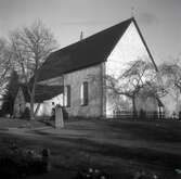 Dörby kyrka och klockstapel.