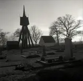 Hagby kyrka och klockstapel.