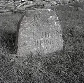 Ett gammalt vägledningsmärke, placerat vid avtagsvägen till Sandby kyrka.