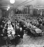 Svenska Elektrikerförbundets 10:e kongress år 1937 i Stockholm. Avdelningsombuden (Borås) Rickard Ekberg och Alvar Hjertén sitter som nr.4 och nr.3 i andra raden vid vänstra bordet.