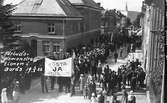 Förbudsdemonstration mot rusdrycker den 6/8 år 1922. Här vid Sturegatan utanför Caroliskolan. IOGT:s ordenshus låg längre ner i korsningen med Södra Kyrkogatan.