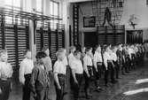 Gymnastiklektion med klass 5 vid Caroliskolan år 1929. Lärare är Jean Rydberg.