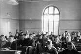 Lektion för klass 5 i Caroliskolan med läraren Jean Rydberg år 1929.