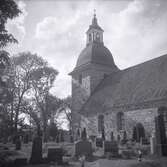 Bilder på Törnsfalls kyrka och kyrkogård.