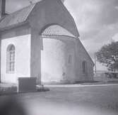 Exteriör av Egby kyrka och detaljbild av gaveln.