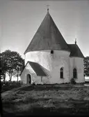 Hagby kyrka, exteriör. Hagby är en av Sveriges åtta bevarade rundkyrkor. Strax intill ligger en annan i Voxtorps socken.