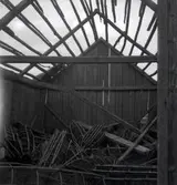 Förfallen sjöbod med gamla ålhommor..