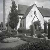 Gärdslösa kyrka med kyrkogård på Öland.