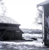 En loftbod och en kärra i Duvekulla.