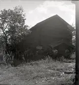 Ladugårdslänga med källarutrymme vid gaveln.