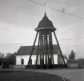 Karlslunda kyrka. Kyrka och klockstapel med formen av en klocka i.