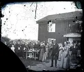 Norbergs sn, Norbergs kn, Lilla Bråfors.
Folksamling utanför bostadsbyggnad.